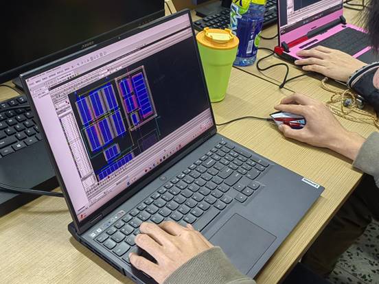 7e7bb8de588a0462f9395d9bd5574e9